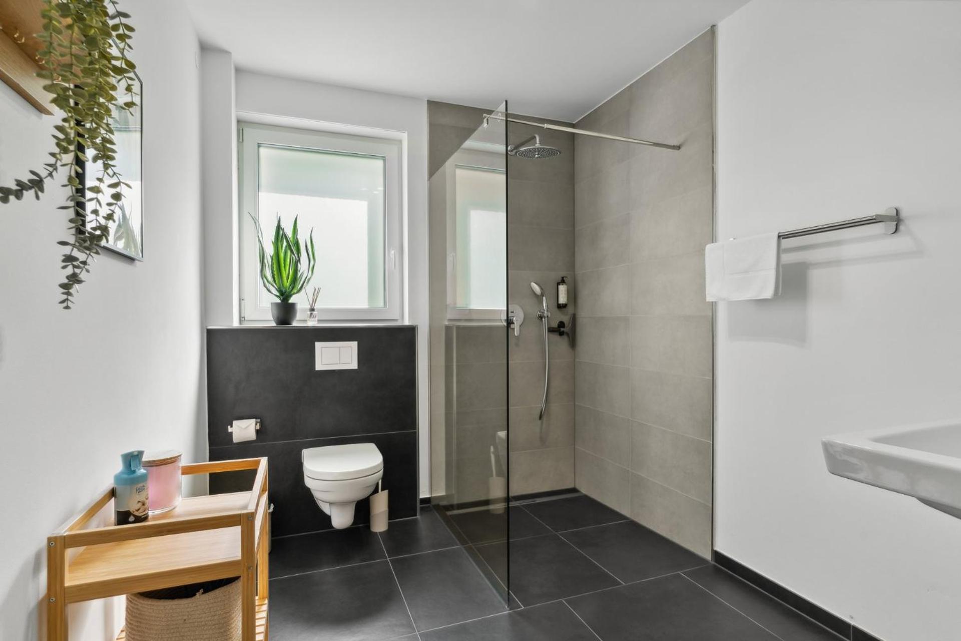 Deluxe In Mit Parkplatz Und Terrasse